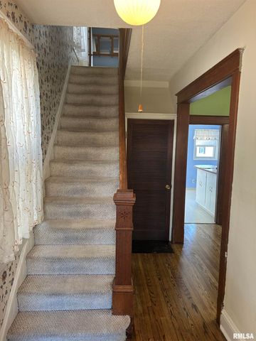 735 W DOUGLAS Avenue, Jacksonville, IL 62650