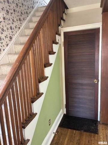 735 W DOUGLAS Avenue, Jacksonville, IL 62650