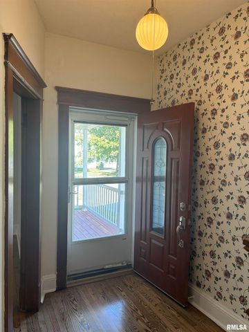 735 W DOUGLAS Avenue, Jacksonville, IL 62650