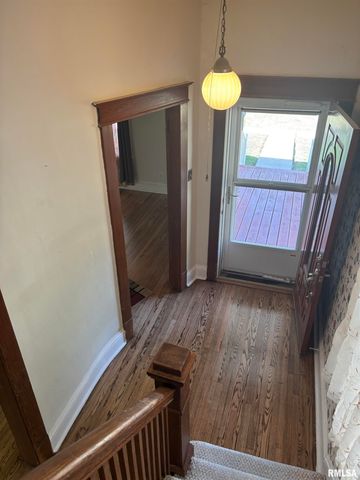 735 W DOUGLAS Avenue, Jacksonville, IL 62650