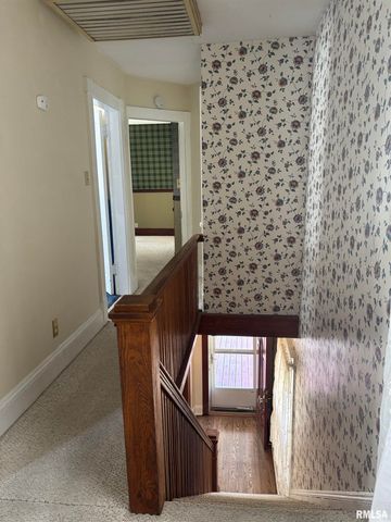 735 W DOUGLAS Avenue, Jacksonville, IL 62650