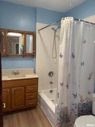 735 W DOUGLAS Avenue, Jacksonville, IL 62650