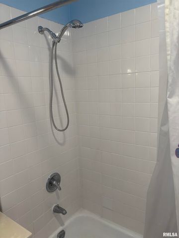 735 W DOUGLAS Avenue, Jacksonville, IL 62650