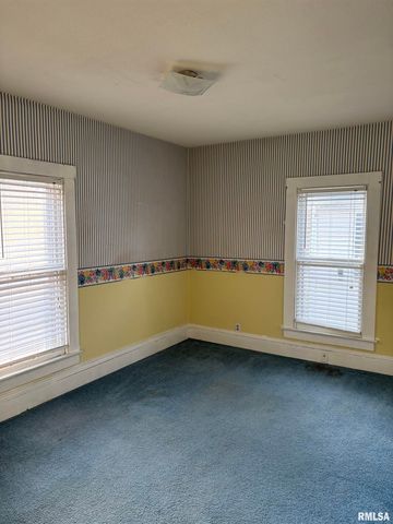 735 W DOUGLAS Avenue, Jacksonville, IL 62650