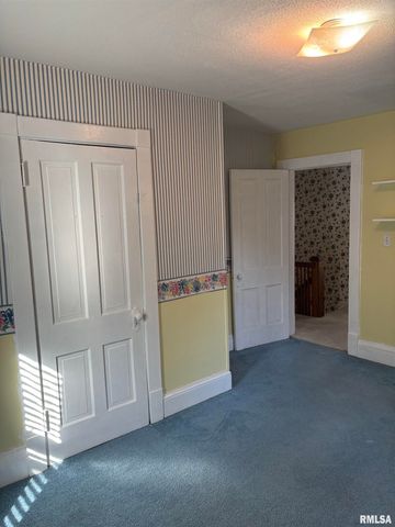 735 W DOUGLAS Avenue, Jacksonville, IL 62650