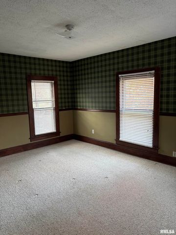 735 W DOUGLAS Avenue, Jacksonville, IL 62650