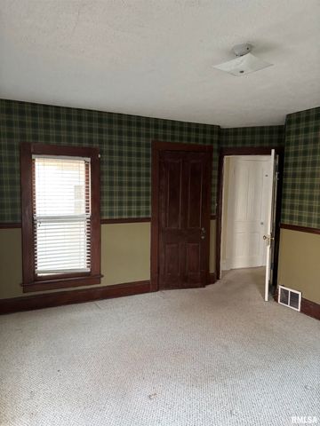 735 W DOUGLAS Avenue, Jacksonville, IL 62650