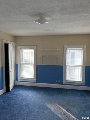 735 W DOUGLAS Avenue, Jacksonville, IL 62650