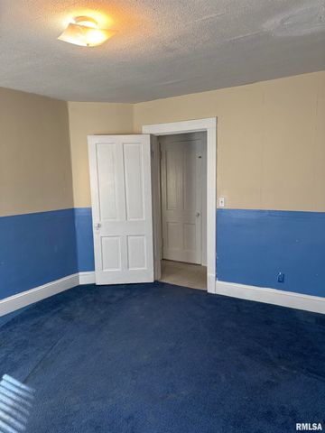 735 W DOUGLAS Avenue, Jacksonville, IL 62650