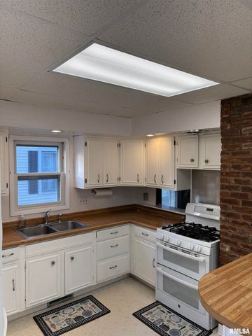 735 W DOUGLAS Avenue, Jacksonville, IL 62650