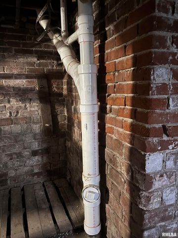 735 W DOUGLAS Avenue, Jacksonville, IL 62650