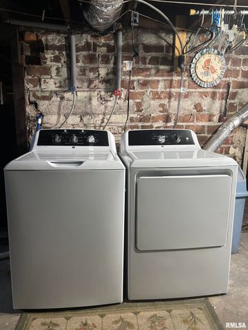 735 W DOUGLAS Avenue, Jacksonville, IL 62650