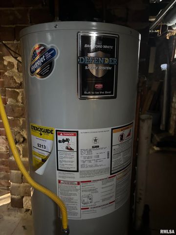 735 W DOUGLAS Avenue, Jacksonville, IL 62650