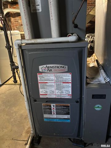 735 W DOUGLAS Avenue, Jacksonville, IL 62650