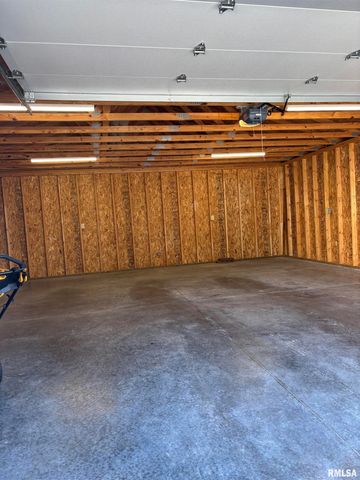 735 W DOUGLAS Avenue, Jacksonville, IL 62650