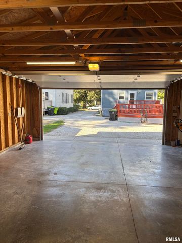 735 W DOUGLAS Avenue, Jacksonville, IL 62650