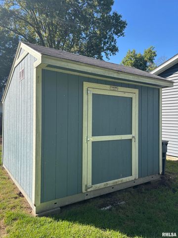 735 W DOUGLAS Avenue, Jacksonville, IL 62650