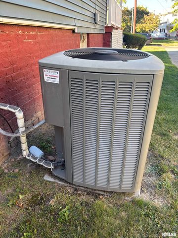 735 W DOUGLAS Avenue, Jacksonville, IL 62650