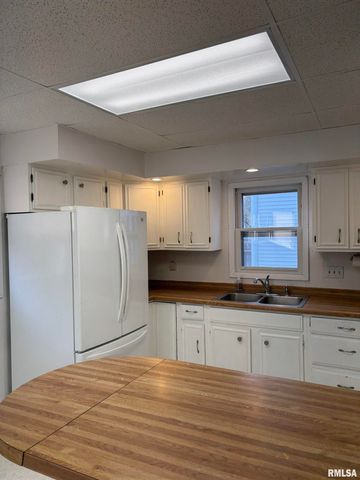 735 W DOUGLAS Avenue, Jacksonville, IL 62650