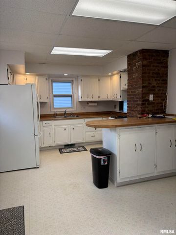 735 W DOUGLAS Avenue, Jacksonville, IL 62650