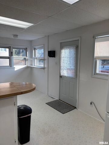 735 W DOUGLAS Avenue, Jacksonville, IL 62650