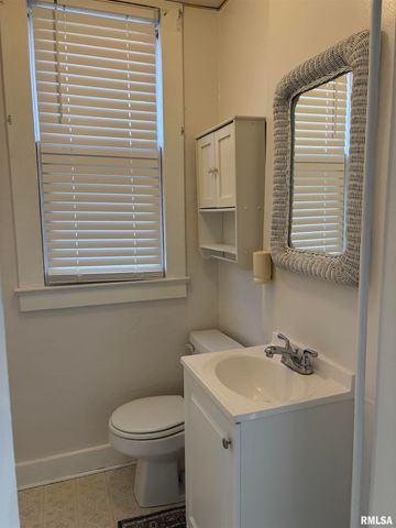 735 W DOUGLAS Avenue, Jacksonville, IL 62650