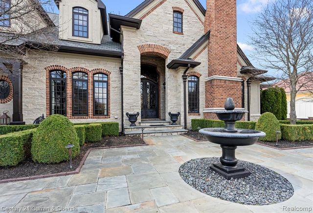 18939 Bella Vista Court, Northville, MI 48168
