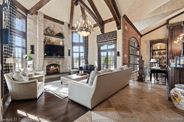 18939 Bella Vista Court, Northville, MI 48168