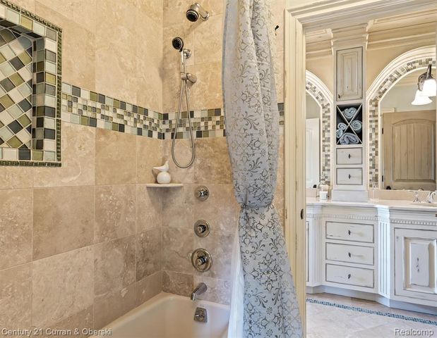 18939 Bella Vista Court, Northville, MI 48168