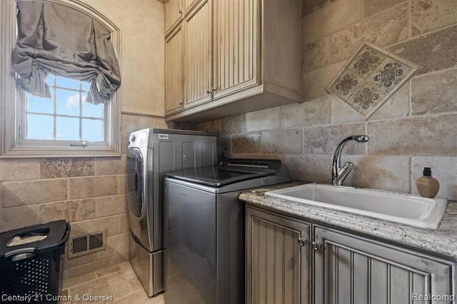 18939 Bella Vista Court, Northville, MI 48168