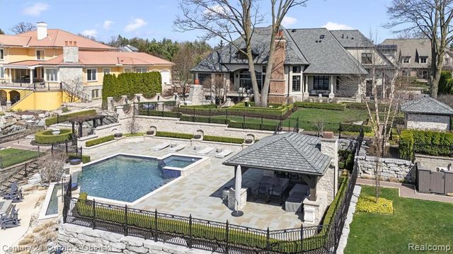 18939 Bella Vista Court, Northville, MI 48168