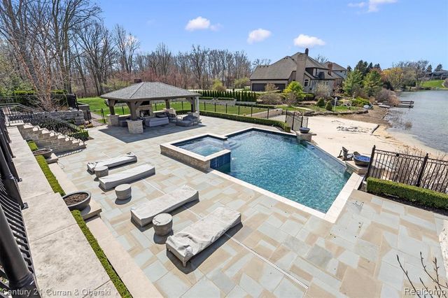 18939 Bella Vista Court, Northville, MI 48168