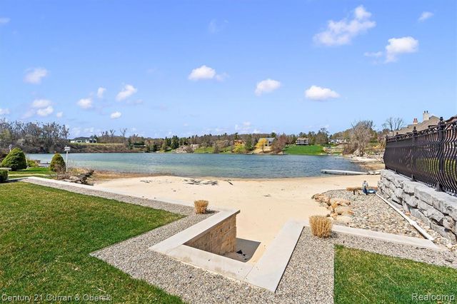 18939 Bella Vista Court, Northville, MI 48168