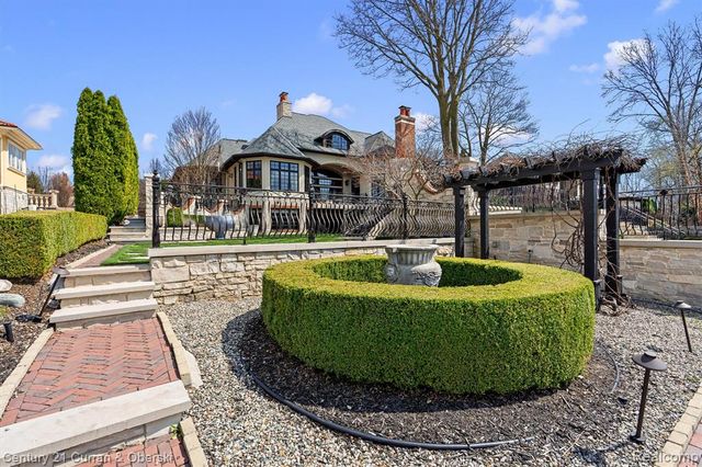 18939 Bella Vista Court, Northville, MI 48168