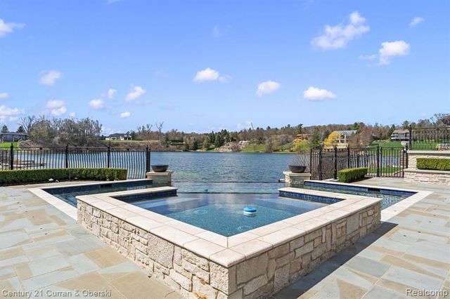 18939 Bella Vista Court, Northville, MI 48168