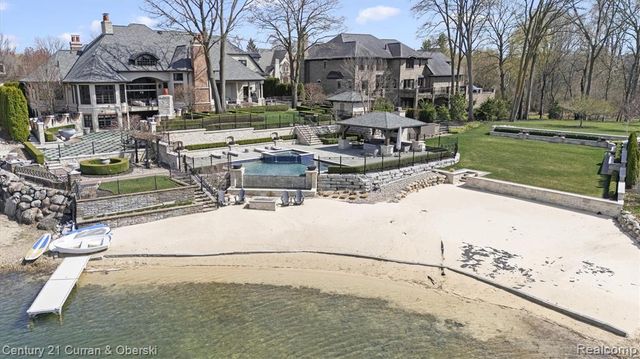 18939 Bella Vista Court, Northville, MI 48168