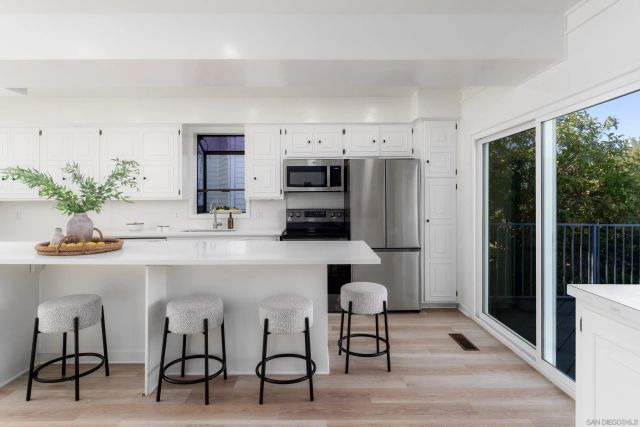 7850 Roseland Dr, La Jolla, CA 92037