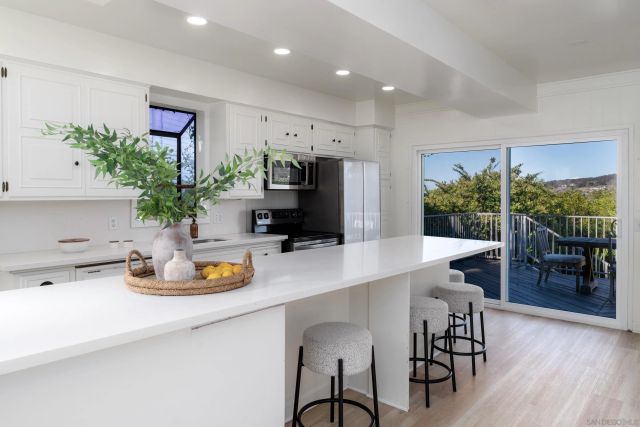 7850 Roseland Dr, La Jolla, CA 92037