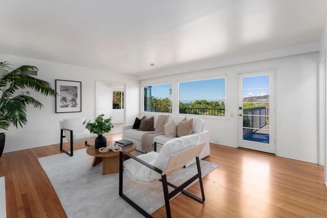 7850 Roseland Dr, La Jolla, CA 92037