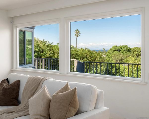 7850 Roseland Dr, La Jolla, CA 92037