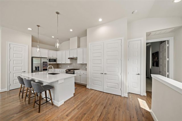502 W Donovan Street A, Houston, TX 77091
