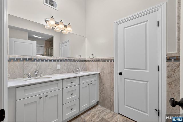 425 Lafayette Avenue A, Cliffside Park, NJ 07010