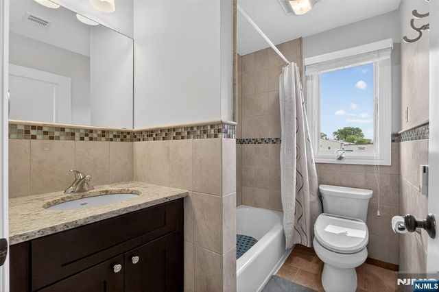425 Lafayette Avenue A, Cliffside Park, NJ 07010