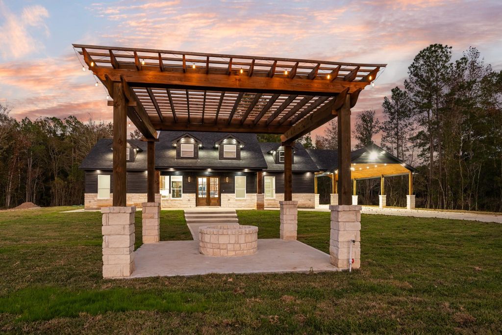 2199 County Road 301 N, Dayton, TX 77535