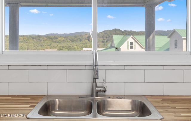 890 Old Harriman Hwy, Oliver Springs, TN 37840