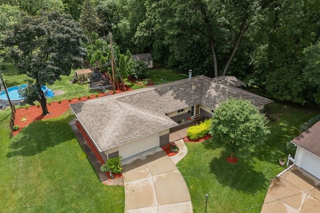 2221 3rd St B Street, East Moline, IL 61244