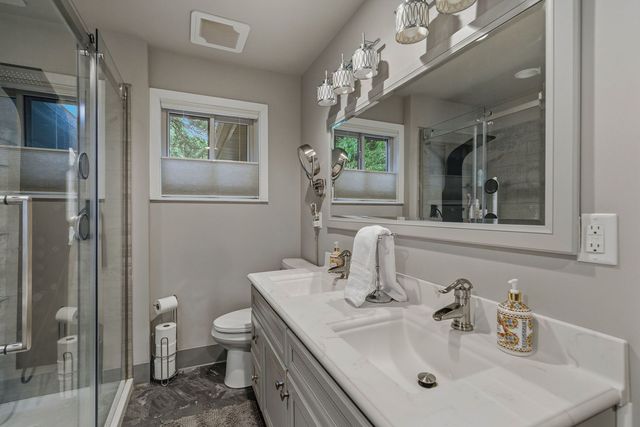 2221 3rd St B Street, East Moline, IL 61244