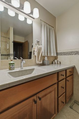 2221 3rd St B Street, East Moline, IL 61244