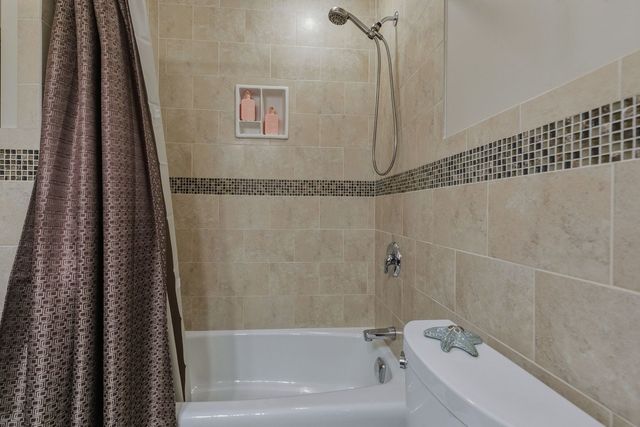 2221 3rd St B Street, East Moline, IL 61244