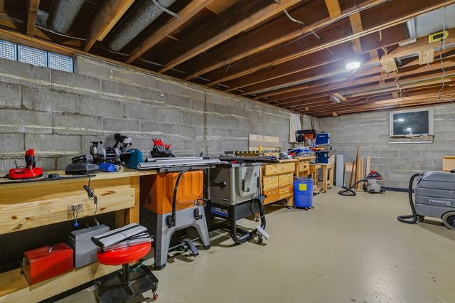2221 3rd St B Street, East Moline, IL 61244